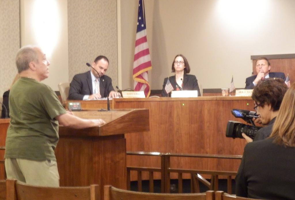 グレンデール市議会で話すトニー・マラーノ氏（左）