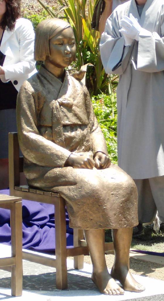 米西部グレンデール市内に設置された慰安婦記念像（黒沢潤撮影）