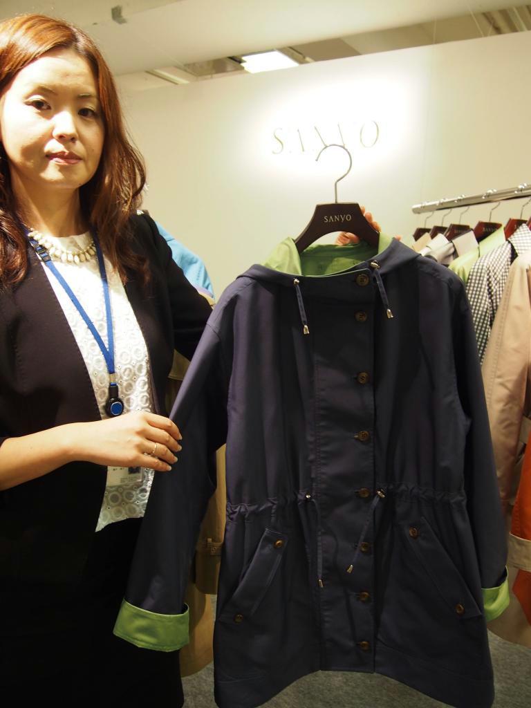 三陽商会が２０１５年春向けに発売する婦人用の花粉プロテクトコート＝２２日、東京都港区