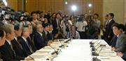政労使会議であいさつする安倍晋三首相（右）＝２２日午後、首相官邸