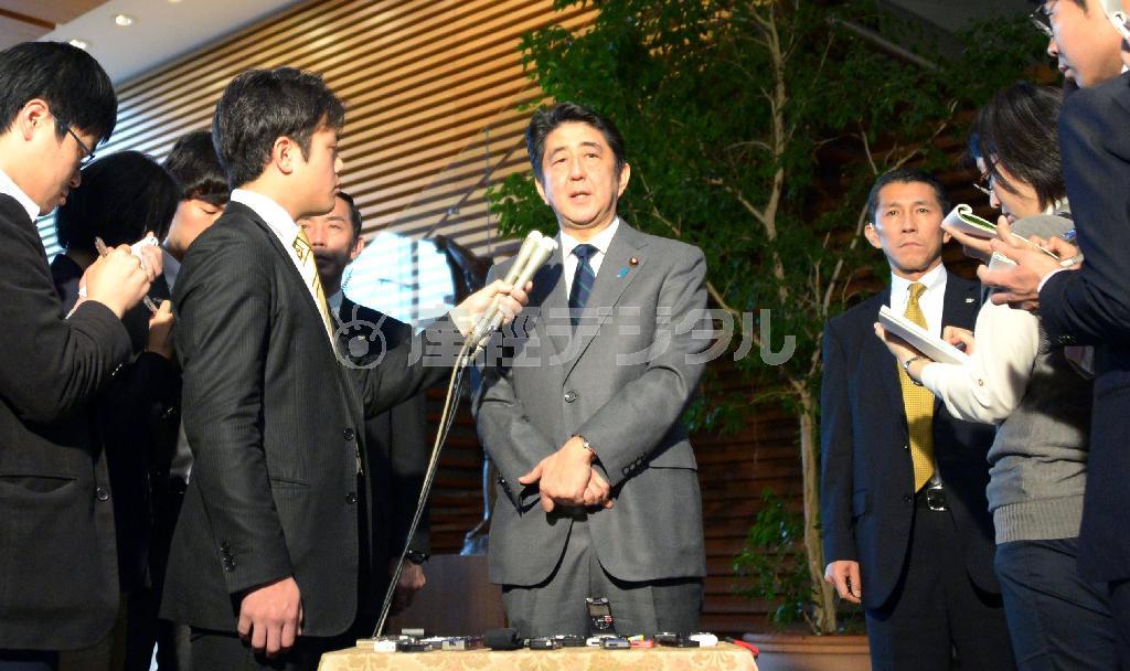 記者団の質問に答える安倍晋三（しんぞう）首相＝２０１４年４月２２日午後、首相官邸（酒巻俊介撮影）