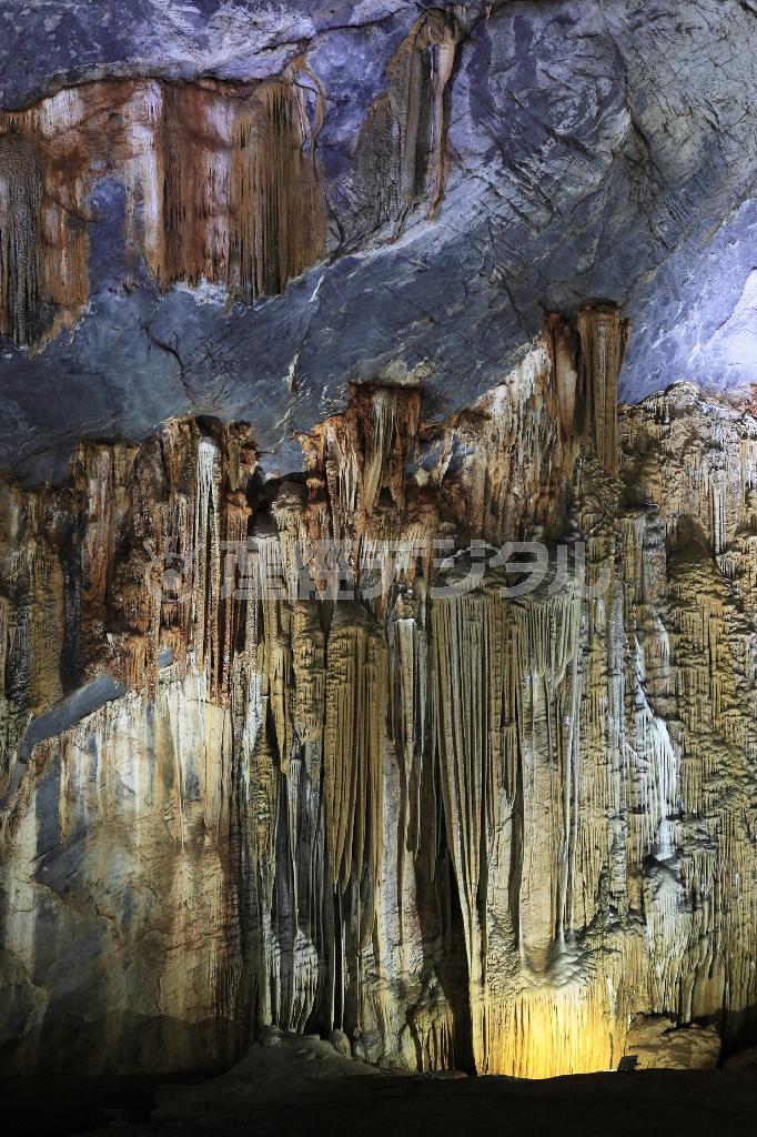 鍾乳石は先端が２センチ伸びるのに１００年くらいかかるという。アジア最古のカルスト地形に、４億年という気の遠くなるような長い歳月が作り上げた芸術作品だ＝２０１４年８月２６日、ベトナム・クアンビン省フォンニャケバン国立公園（佐藤良一さん撮影）