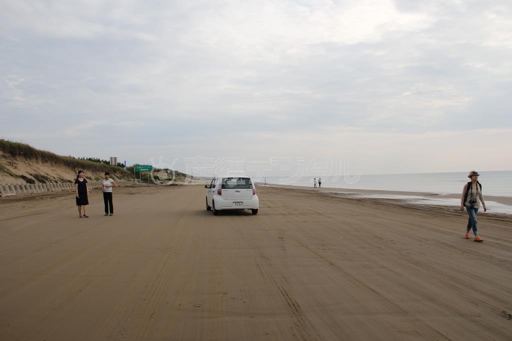 波打ち際ぎりぎりをドライブすることができる「千里浜なぎさドライブウェイ」。他の海岸よりも砂の粒子が小さく適度な海水を含んで引き締まっているため、車やバスも自由に走ることができる＝２０１４年９月３日、石川県羽咋市（田中幸美撮影）