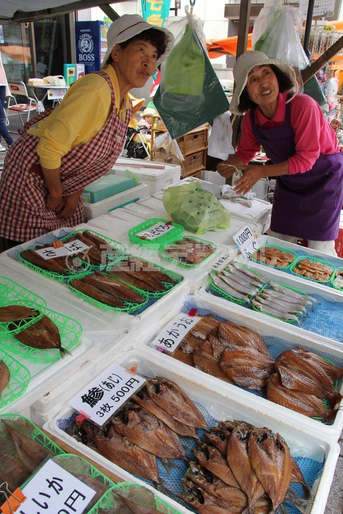 地元の物々交換から始まり１０００年以上の歴史を誇る輪島の朝市は、売る側と買う側の心の触れ合いも楽しみの一つだ＝２０１４年９月３日、石川輪島市（田中幸美撮影）