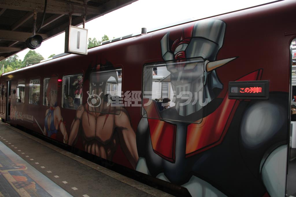 のと鉄道の穴水駅に停車した、輪島市出身の漫画家、永井豪のアニメキャラクターのラッピング電車＝２０１４年９月４日、石川県輪島市（田中幸美撮影）