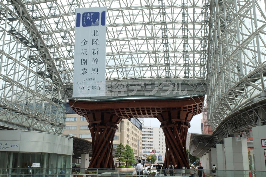 北陸新幹線開業を来春に控えた金沢駅。東口を出ると、雨傘をイメージし、おもてなしの心を表したガラス張りの「もてなしドーム」が広がり、太鼓をイメージした鼓門が正面に構える＝２０１４年９月５日、石川県金沢市（田中幸美撮影）