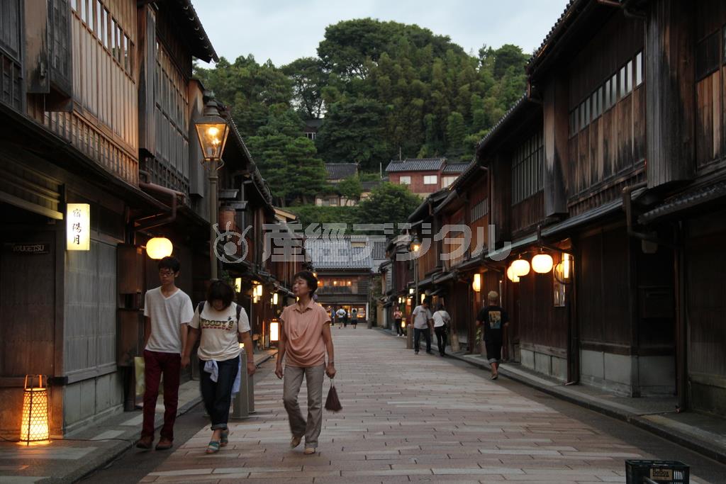 金沢三茶屋街の一つで、出格子の風情あるお茶屋が軒を並べるひがし茶屋街。２００１年に国の重要伝統的建造物群保存地区に指定され、「街並みの文化財」として保存策を講じながら使用している＝２０１４年９月３日、石川県金沢市東山（田中幸美撮影）