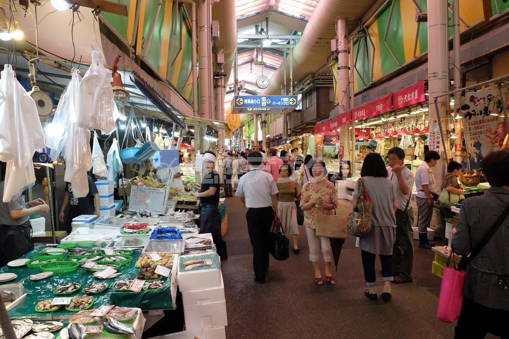 金沢の食文化を支える「市民の台所」として親しまれている近江町市場。活気にあふれ、一日中買い物客が絶えない＝２０１４年９月５日、石川県金沢市上近江町（田中幸美撮影）