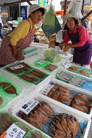 地元の物々交換から始まり１０００年以上の歴史を誇る輪島の朝市は、売る側と買う側の心の触れ合いも楽しみの一つだ＝２０１４年９月３日、石川輪島市（田中幸美撮影）