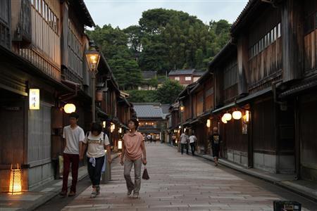 金沢三茶屋街の一つで、出格子の風情あるお茶屋が軒を並べるひがし茶屋街。２００１年に国の重要伝統的建造物群保存地区に指定され、「街並みの文化財」として保存策を講じながら使用している＝２０１４年９月３日、石川県金沢市東山（田中幸美撮影）