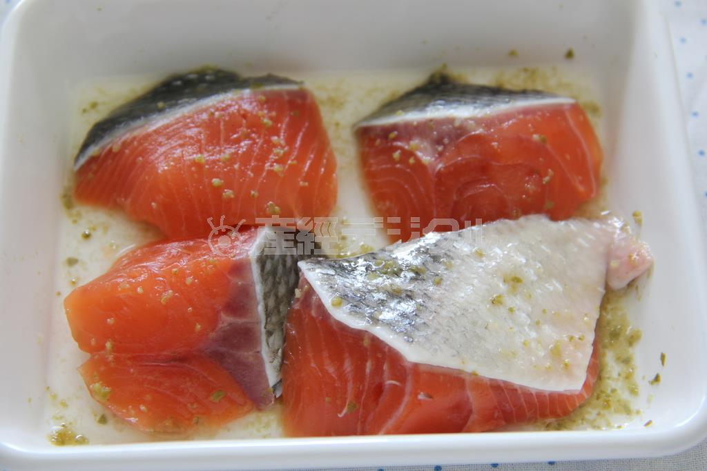 鮭のゆずこしょう焼（作り方）＿＿鮭に合わせ調味料（ゆずこしょう＿小さじ１／４、酒＿小さじ２）をなじませ、グリルで焼く。