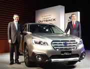 発表会で新型「レガシィアウトバック」をＰＲする富士重工業の吉永泰之社長（左）＝２４日、東京都渋谷区