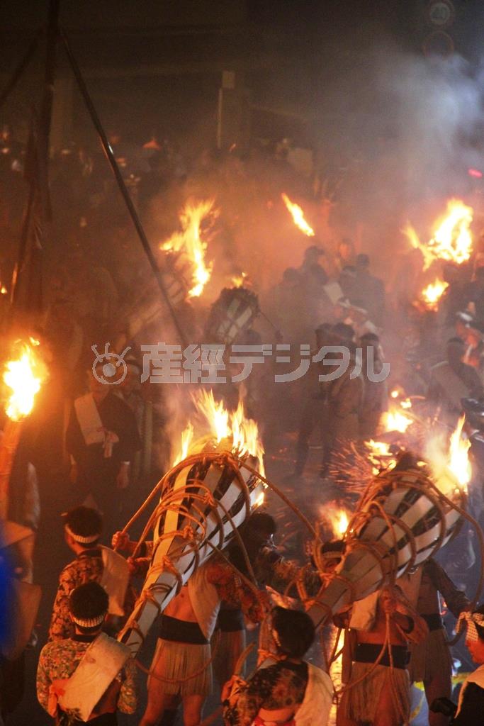 いくつもの大松明（たいまつ）がひしめき合いながら、ぶつかり合いながら街道を練り歩いた＝２０１４年１０月２２日、京都市左京区（田中幸美撮影）