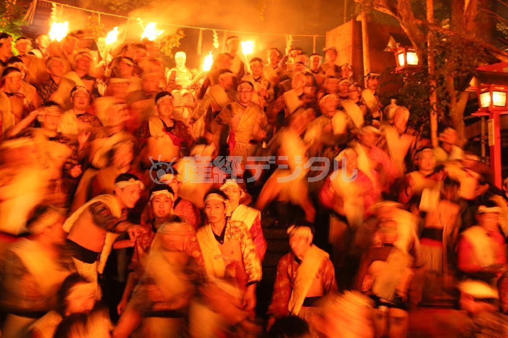 「サイレイヤ、サイリョー、オオーッ」石段に集結した男たちが体を揺らしながら発するかけ声が響き渡った＝２０１４年１０月２２日、京都市左京区（恵守乾撮影）