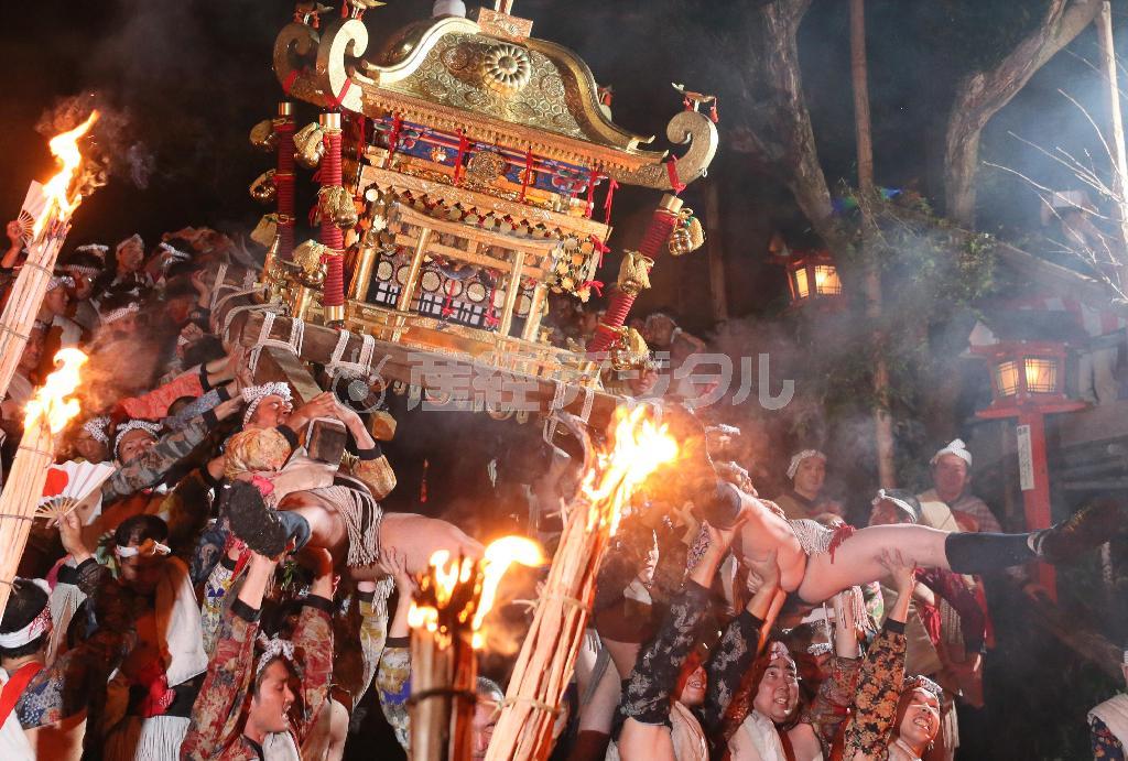 鞍馬の火祭では、ふんどし姿の男性が神輿の担ぎ棒にぶら下がり、足を大の字に広げる「チョッペンの儀」が行われる＝２０１４年１０月２２日、京都市左京区（恵守乾撮影）