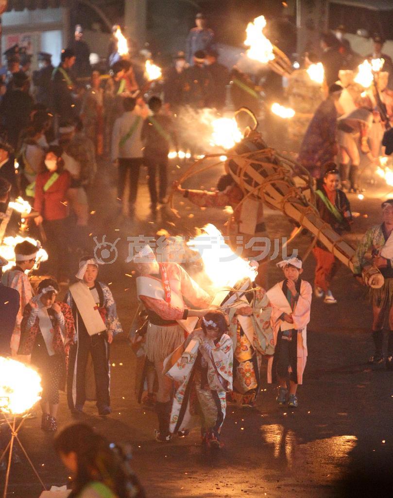 松明（たいまつ）を担ぎ練り歩く子供たち＝２０１４年１０月２２日午後、京都市左京区（恵守乾撮影）