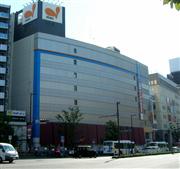 福岡のダイエーの象徴だった「ダイエーショッパーズ福岡店」。完全子会社化で看板が「イオン」に架け替わる