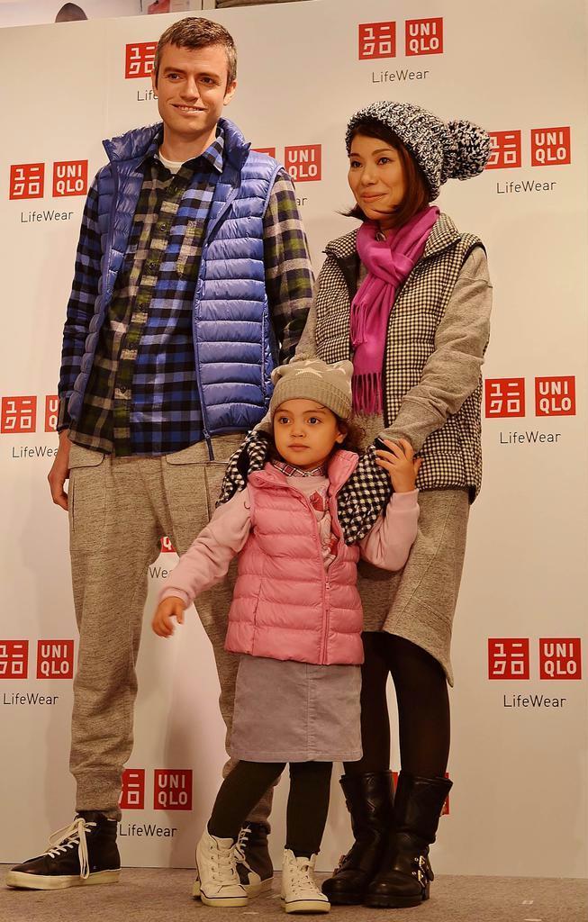 ３人のファッションは、母と娘でピンクとグレーの色のトーンを合わせた。夫は女性陣を際立たせるため、落ち着きのある色味を選び、夫婦間では女性のワンピースと男性のパンツに共通の素材であるスエットを使ってまとまり感を醸し出した（兼松康撮影）