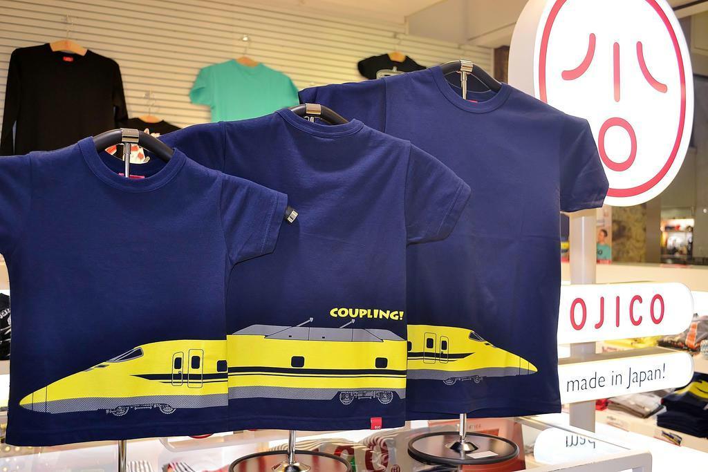 人気Ｔシャツブランド「ＯＪＩＣＯ」では、大人用や子供用のＴシャツを並べると電車など一つのデザインが完成する（兼松康撮影）