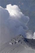 噴火から３日目を迎えても激しく噴煙が上がる御嶽山（おんたけさん、３０６７メートル）山頂付近＝２０１４年９月２９日午前、長野・岐阜県境（本社ヘリから撮影、甘利慈撮影）