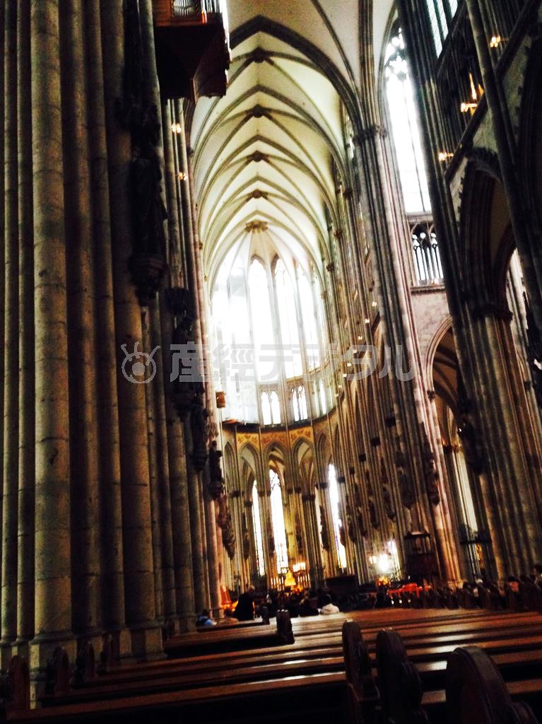 ドイツ、ケルンの大聖堂にて。自動販売機から列車のチケットが一人で買えたことに感動（提供写真）