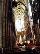 ドイツ、ケルンの大聖堂にて。自動販売機から列車のチケットが一人で買えたことに感動（提供写真）