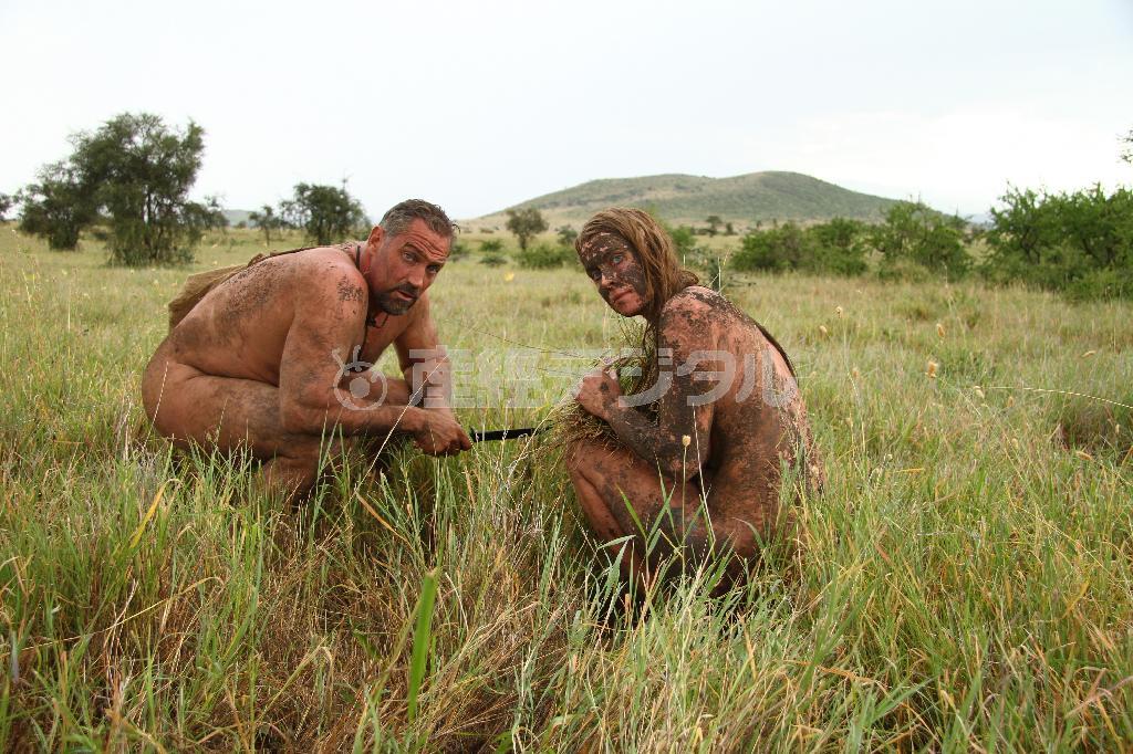 男女がまさに「裸一貫」で自然に挑むディスカバリー・チャンネルの人気番組「ＴＨＥ＿ＮＡＫＥＤ＿男女全裸でサバイバル！」のシーン（ディスカバリーチャンネル提供）。（Ｃ）２０１４＿Ｄｉｓｃｏｖｅｒｙ＿Ｃｏｍｍｕｎｉｃａｔｉｏｎｓ，ＬＬＣ．