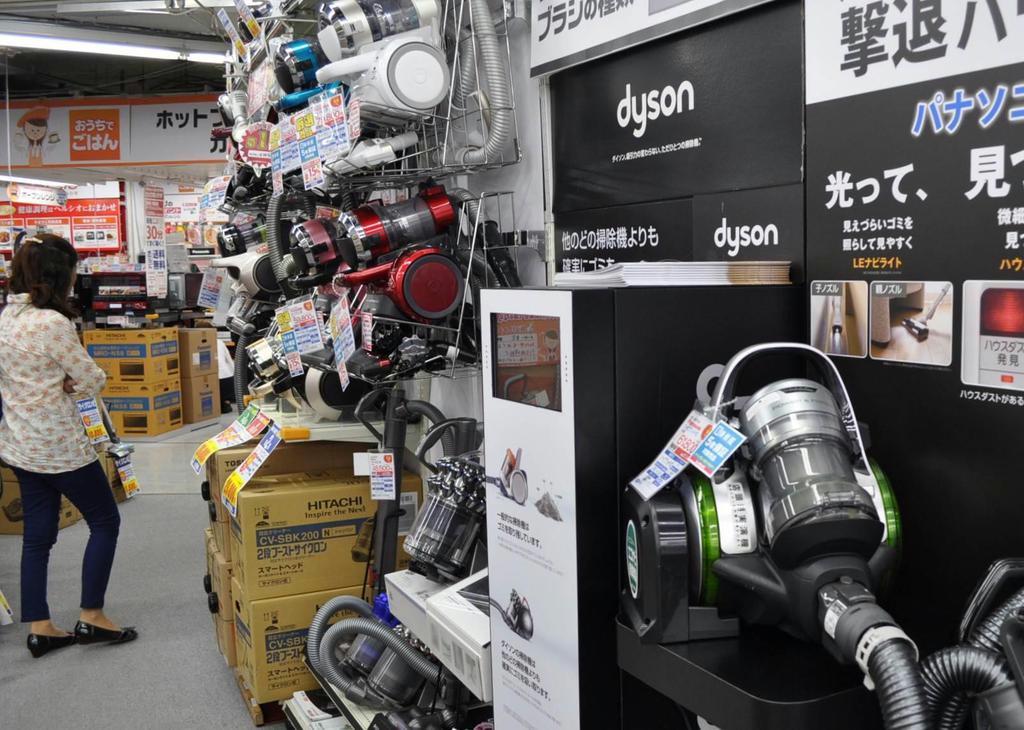 細かいゴミを吸い取る機能を打ち出した製品が並ぶ掃除機の売り場＝東京都千代田区のビックカメラ有楽町店
