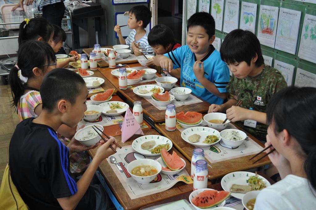 魚など国産食材を使い、和食を中心とした給食で食育に取り組む＝東京都杉並区の区立三谷小学校