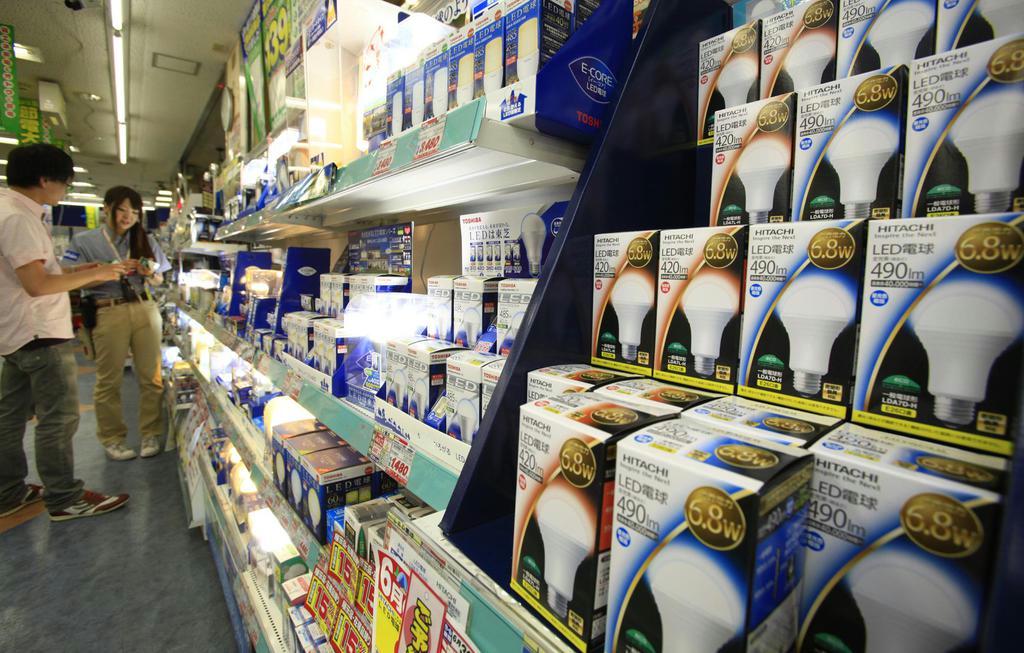 ＬＥＤ電球が並ぶ家電量販店。白熱電球をＬＥＤ電球に換えると年間２４８０円節約できる