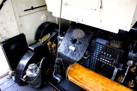 １８９３年に開通してから１２０年以上、ほとんど変わっていないという運転席のエンジン
