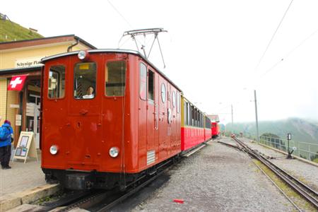 終着駅「シーニゲ・プラッテ」駅に到着。夏真っ盛りでも、空気はかなり冷え込んでいた