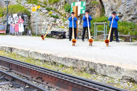 おじいちゃん３人組によるアルプホルンの生演奏。音を出すためには相当な肺活量が必要で、めいっぱい吹いたけれど、きれいな音色にはならなかった