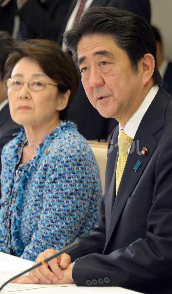 政府与野党拉致問題対策機関連絡協議会に臨む安倍晋三（しんぞう）首相（右）と、山谷えり子拉致問題相。被害者家族の思いは伝わっているのか＝２０１４年４月２０日、首相官邸（酒巻俊介撮影）