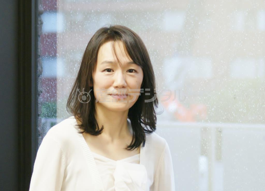 地元・福井で夫と子供３人で暮らす。夫婦そろって読書好きという作家の宮下奈都（なつ）さん。「今回は珍しく夫がほめてくれたんです。理屈抜きで幸せな気持ちになれたって。ホッとしました」と笑う＝２０１４年１０月２２日（塩塚夢撮影）