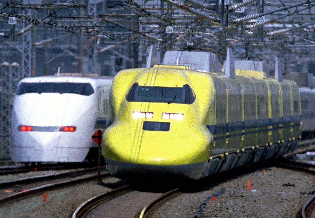 新幹線電気軌道総合試験車「ドクターイエロー」（右）