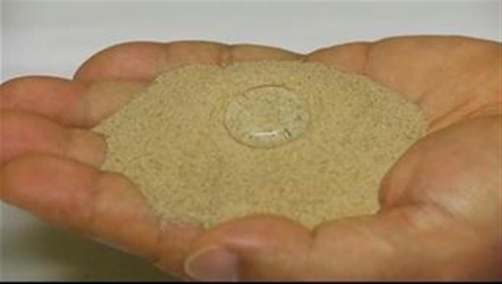パナソニックが開発した撥水砂。水をかけても染み込まないのが分かる