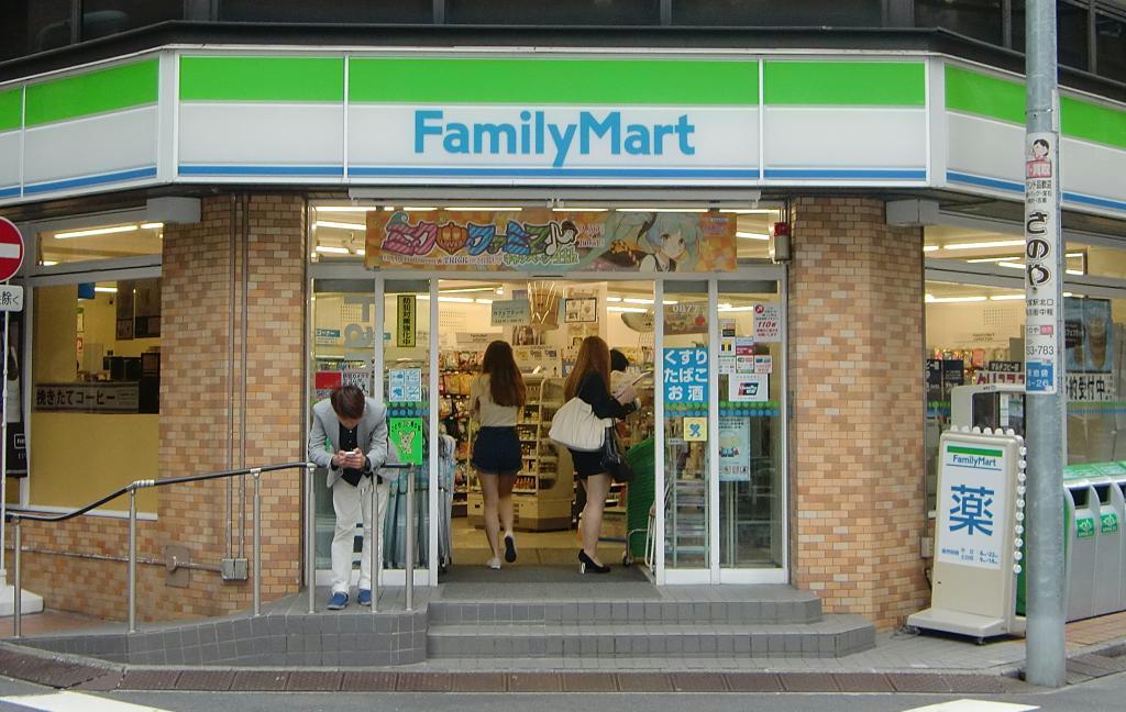 コンビニ各社の出店にも差が出てきた。写真は都内のファミリーマート
