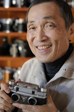 自慢のカメラを手に笑顔の赤瀬川原平さん＝２０１０年１月