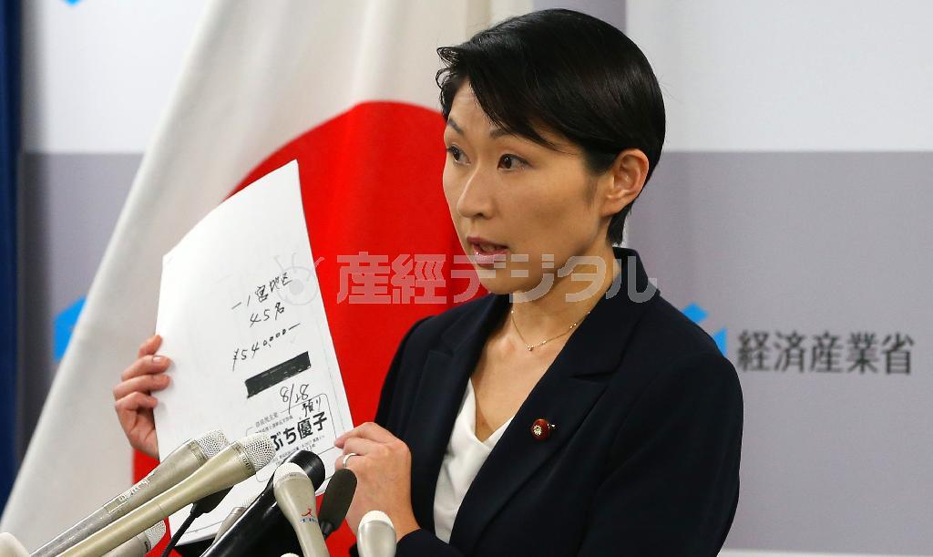 記者会見で書類のコピーを示して説明する小渕優子前経産相＝２０１４年１０月２０日、東京都千代田区の経済産業省（小野淳一撮影）