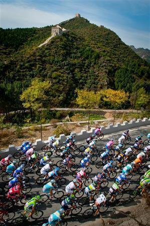 山の尾根に万里の長城がそびえる北京郊外を行く選手たち＝２０１４年１０月１２日、中国（田中苑子さん撮影）