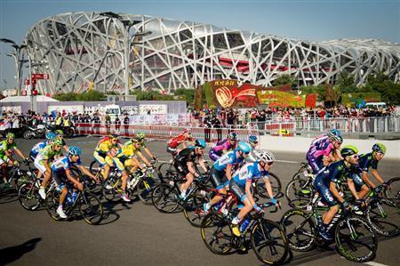 毎年、最終ステージが開催された北京五輪のメーン会場「鳥の巣スタジアム」。観光客も足を止めてレース観戦を楽しんだ＝２０１４年１０月１４日、中国・首都北京市（田中苑子さん撮影）