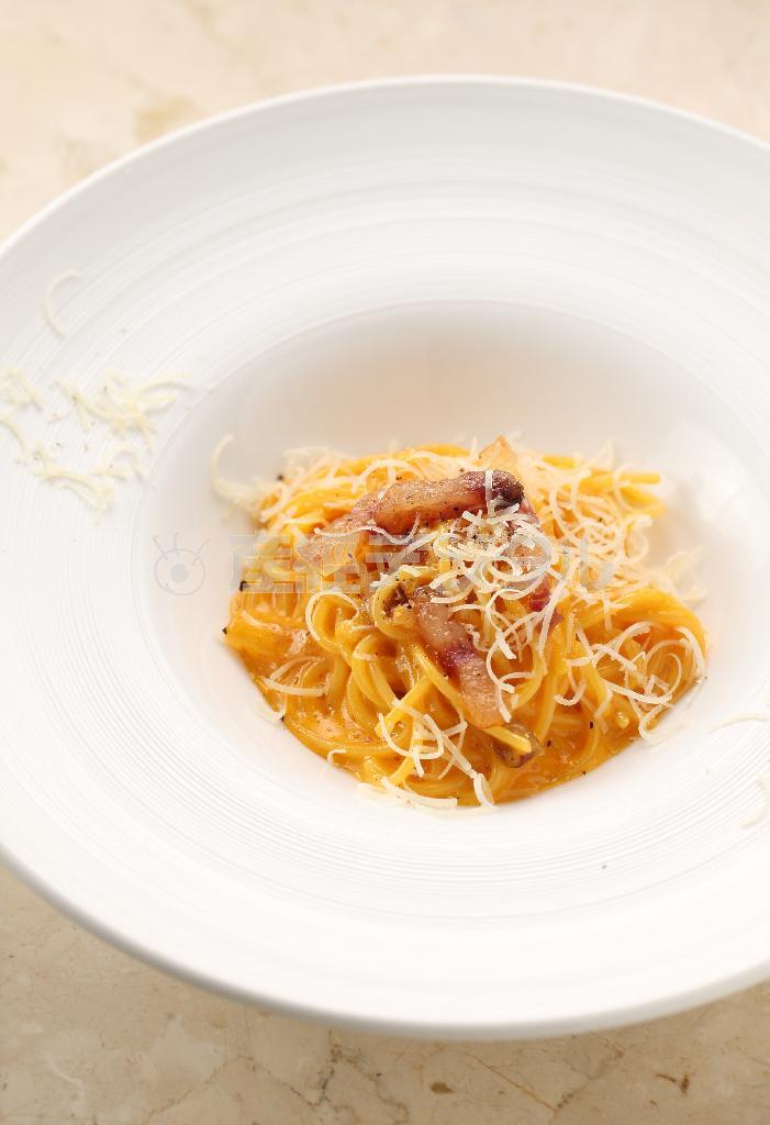 「卵がほほ笑む」という表現がうなづける絶品の「カルボナーラ」。ベーコンではなくグアンチャーレ（豚のほほ肉の塩漬け）を使うなど、細部にもこだわり抜いている＝２０１４年１０月１０日、京都市下京区（恵守乾撮影）