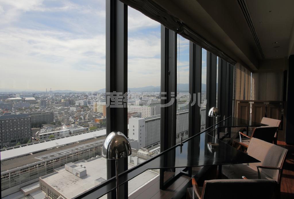 好天だとあべのハルカス（大阪市）までうっすら見えるなど、眺望も素晴らしい＝２０１４年１０月１０日、京都市下京区（恵守乾撮影）