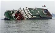 韓国海洋警察が撮影した、左舷を下に傾いた沈没直前のセウォル号＝４月（韓国海洋警察提供・共同）