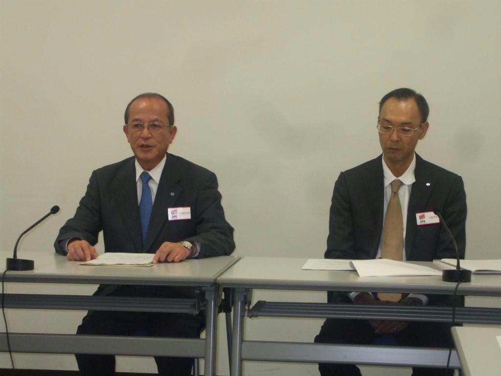 買収でグローバルカンパニーを目指すと強調する中井社長（左）＝２７日、東京都中央区の東京証券取引所