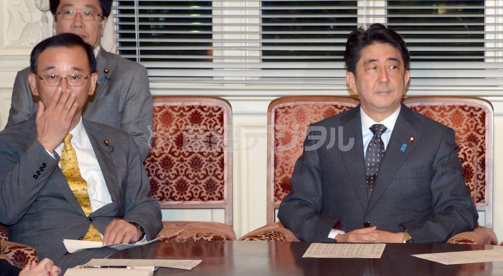 １０月２７日、自民党の役員会に臨んだ安倍晋三（しんぞう）首相（右）と谷垣禎一（さだかず）幹事長。にわかに年内解散論が浮上する中、首相の胸中が注目される＝２０１４年、国会内（酒巻俊介撮影）