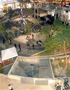 野外コンサート場で地下駐車場の換気口のふた（手前）が崩れ落ち、乗っていた観客ら１６人が転落して死亡した事故現場。韓国では人災ともいえる惨事が続いている＝２０１４年１０月１７日、韓国・首都ソウル郊外の城南（聯合＝共同）