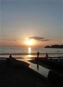 おお！豆腐川のかなたには海に沈む夕日＝２０１４年１０月１９日、神奈川県鎌倉市