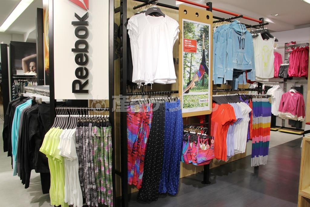 東京・新宿の小田急百貨店新宿店にある「リーボック＿フィットハブ」はトレーニングスタジオをイメージ。店内にはヨガウェアとは思えないカラフルなウェアが並び、明るい印象だ＝２０１４年１０月１５日、東京都新宿区（田中幸美撮影）